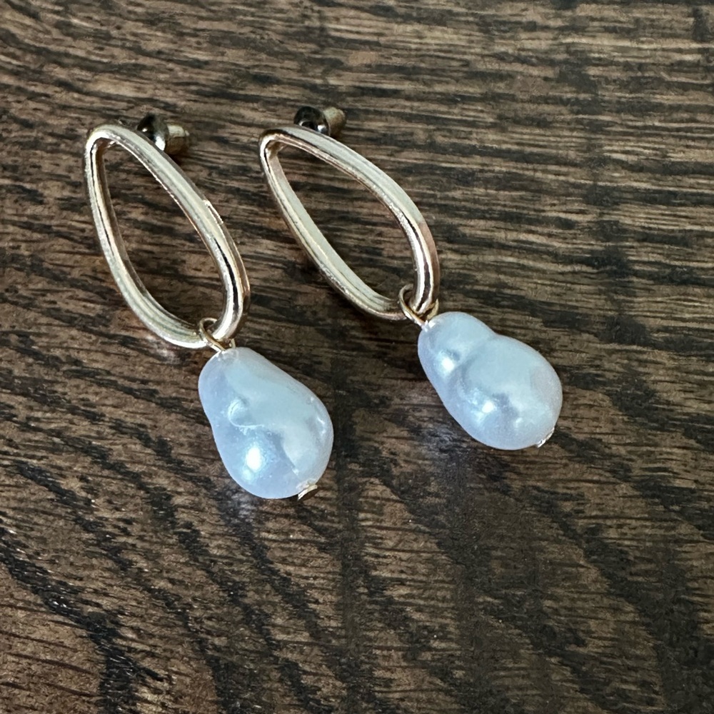 Gorgeous Gold Tone and Faux Pearl Drop Earrings